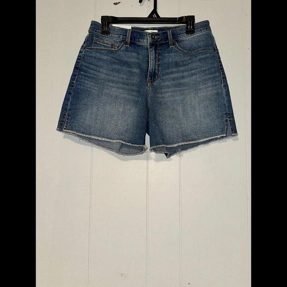 Jessica Simpson Pants - NWT Jessica Simpson Side Slit Short High Rise Frayed Hem‎ Size 6 Relaxed Fit
